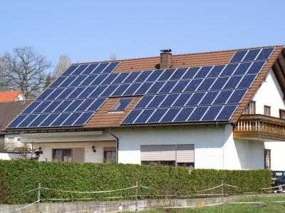Im Gegensatz zum populären Glauben, reduziert die Speicherung von Solarenergie im Haushalt weder Stromkosten noch Emissionen