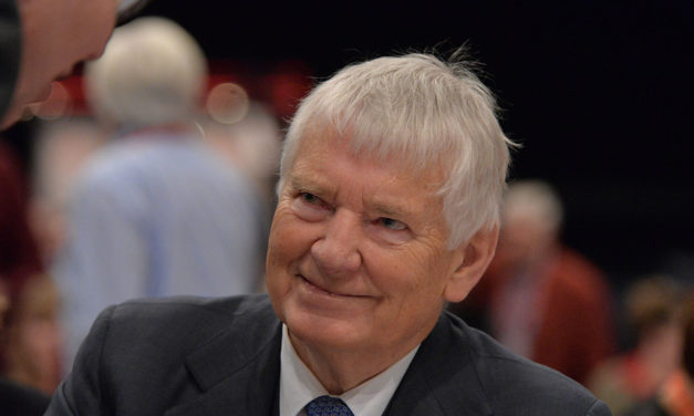 Appell an Schweizer: Ex-Innenminister Schily warnt vor Energiewende