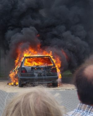 Hybrid-Golf explodiert in Nordhessen, und E-Auto verbrennt in Vorarlberg