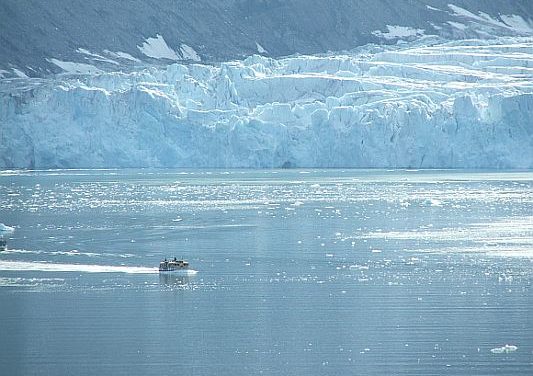 Ein weiteres „Narrenschiff“ ist im arktischen Eis gefangen und muss gerettet werden