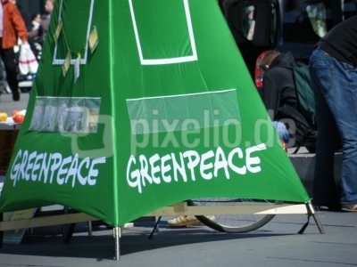KLARES FEINDBILD  Greenpeace schlägt zu: Autos verbieten