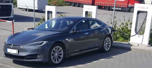 Allheilmittel Elektroauto? Explodierende Teslas und grauselige CO2-Bilanz