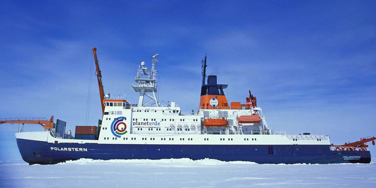 Eisbrecher Forschungsschiff Polarstern steckt im Eis fest.