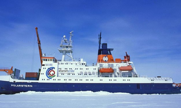 Eisbrecher Forschungsschiff Polarstern steckt im Eis fest.