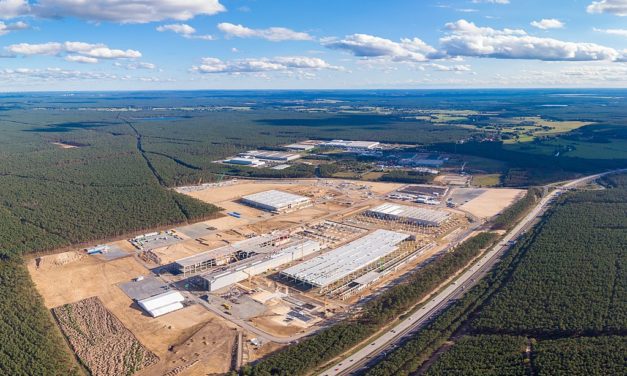 Lachattacken in Grünheide: Elon Musk brüskiert Journalisten und Armin Laschet