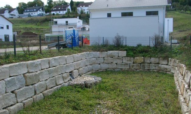 September: Die Bebauung und Trockenlegung der Landschaft erzeugt Wärmeinsel-Wetterstationen.