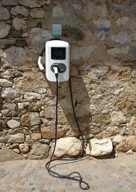 Regierungsamt&shy;liche Phantasterei: Aufladen von Elektro-Fahrzeugen