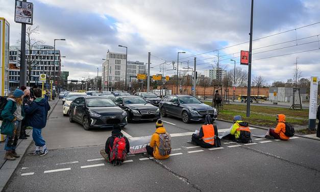 Sekundenkleber ist jetzt nicht mehr in Mode: Klima-Aktivisten betonieren sich nun auf Autobahn fest