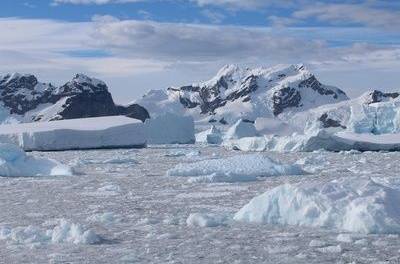 Der eisige Kontinent Antarktis ist in Gefahr, und mit ihm die gesamte Erde. Nur die Arktis „weiß“ davon bisher nichts.
