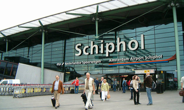 Klimaaktivisten blockieren den Flughafen Amsterdam-Schiphol