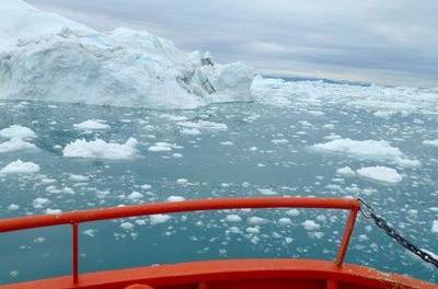 Dickes arktisches Eis zwingt russische Schiffe, einen langen Umweg zu fahren