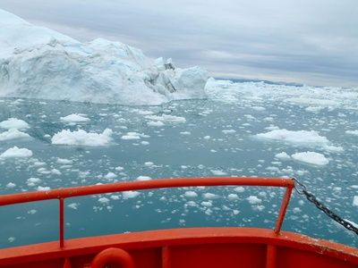 Dickes arktisches Eis zwingt russische Schiffe, einen langen Umweg zu fahren