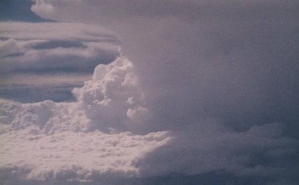Beobachtungen und theoretische Belege dafür, dass die Wolkenrückkopplung die globale Erwärmung verringert