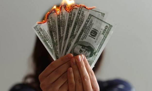 GELD VERBRENNEN, NICHT BENZIN: Bundes- und staatliche Subventionen für E-Fahrzeuge kosten 50.000 Dollar pro Auto über einen Zeitraum von 10 Jahren