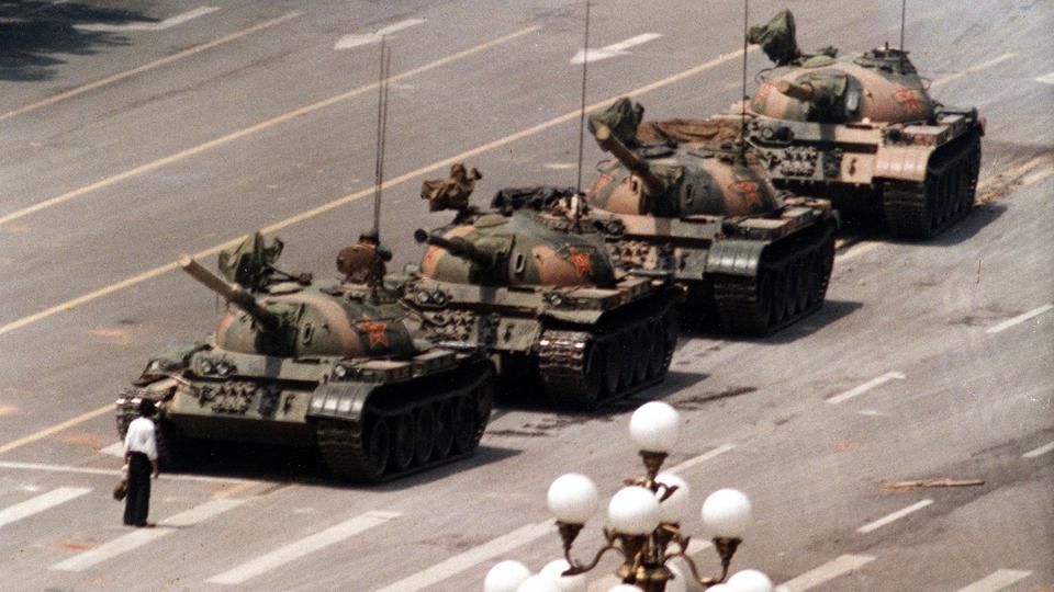 Ein Mann steht allein vor 4 Panzern, Peking/China, 5.6.1989