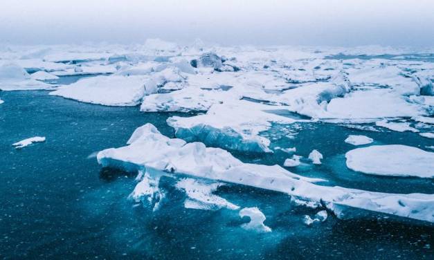 Man versprüht Meerwasser auf dem arktischen Eis!