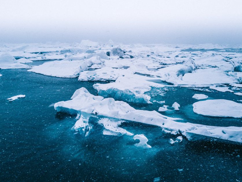 Man versprüht Meerwasser auf dem arktischen Eis!