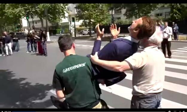 Öko-Demonstranten stehlen Wachsfigur des französischen Präsidenten Emmanuel Macron aus Museum, um gegen die Importe fossiler Brennstoffe aus Russland zu protestieren