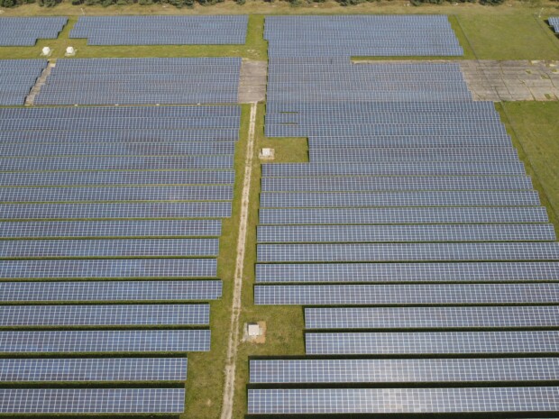 Ein Bild, das draußen, Gras, Solarzelle enthält. KI-generierte Inhalte können fehlerhaft sein.