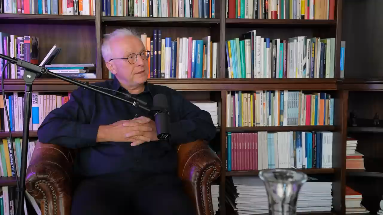 Ein Bild, das Bücherregal, Buch, Im Haus, Person enthält. KI-generierte Inhalte können fehlerhaft sein.