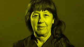 Ein Bild, das Menschliches Gesicht, Person, Porträt, Kiefer enthält. KI-generierte Inhalte können fehlerhaft sein.