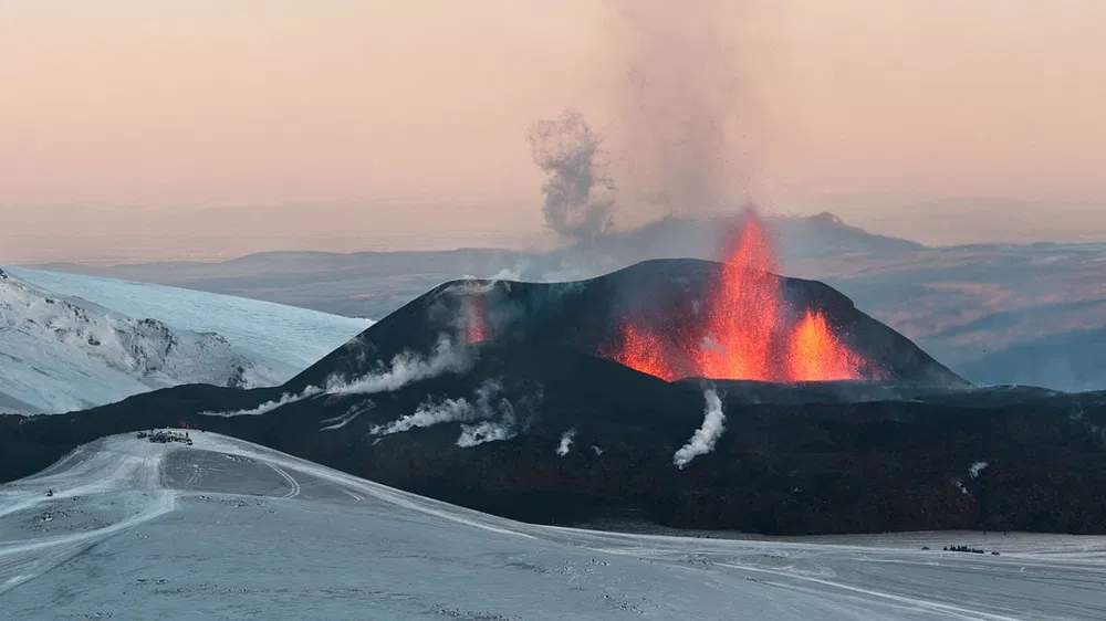 Ein Bild, das Natur, Berg, Vulkan, draußen enthält. KI-generierte Inhalte können fehlerhaft sein.