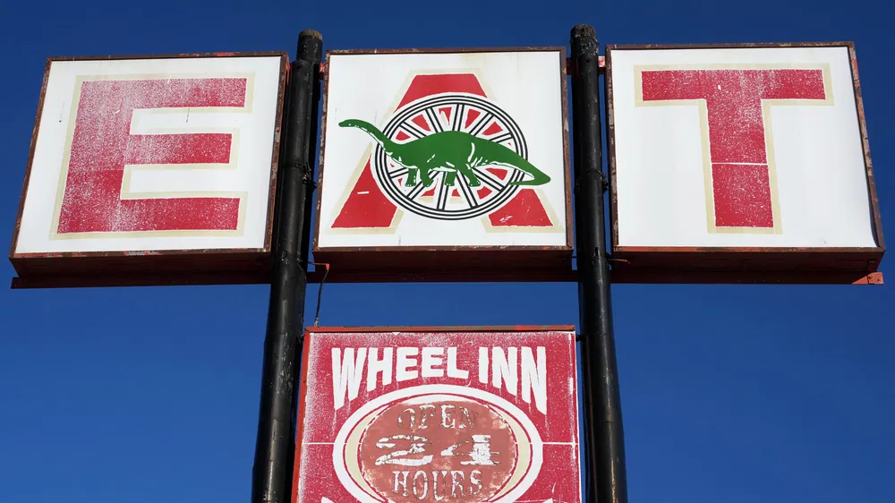 Ein Bild, das Text, Himmel, draußen, Schild enthält. KI-generierte Inhalte können fehlerhaft sein.