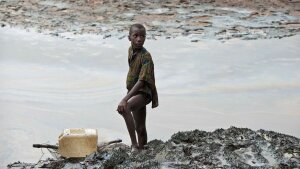 Oelverschmutzter-Bach-in-Nigeria